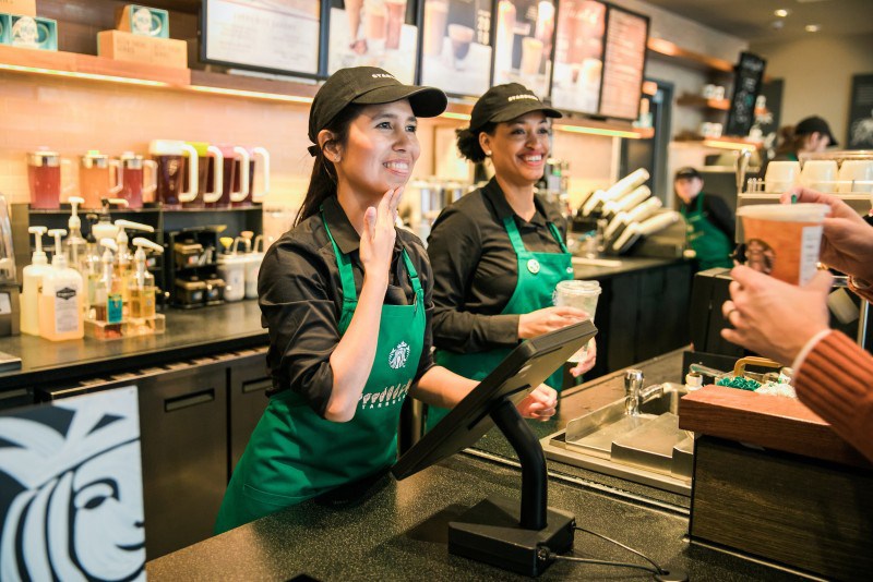 starbucks-barista-micro-influencer.jpg Barista Starbucks tự hào mặc chiếc tạp dề xanh và trở thành một micro-influencer trên mạng xã hội.